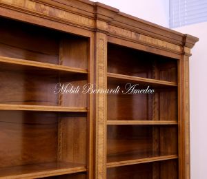 Libreria biblioteca realizzata in legno massello di noce intarsiata in ulivo con 6 ante e ripiani a vista spostabili a piacere